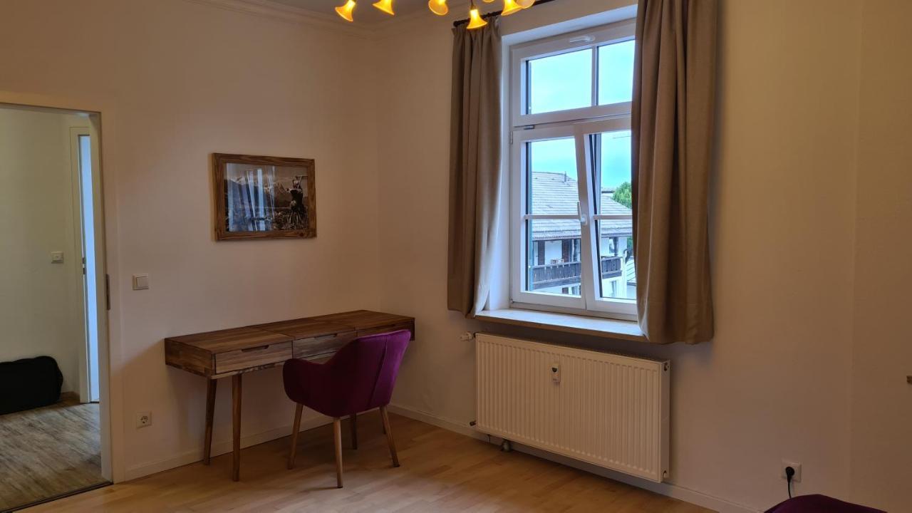 Bunter Hirsch Ferienwohnung Im Garmischer Zentrum Exterior photo