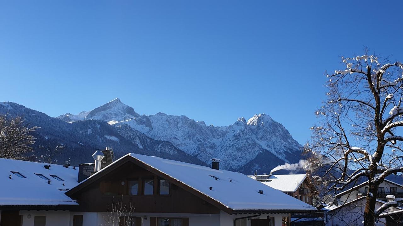 Bunter Hirsch Ferienwohnung Im Garmischer Zentrum Exterior photo